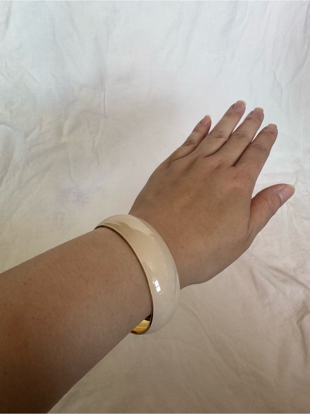 NWT J.Crew Cream Enamel Bangle Bracelet Gold Lining with Dust Bag - Picture 3 of 5